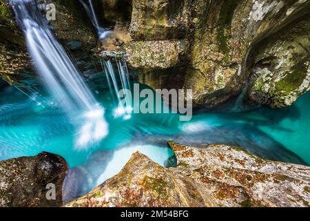 Der Bergfluss Soca fließt durch den engen Canyon, das Soca-Tal, den Triglav-Nationalpark, Bovec, Slowenien Stockfoto