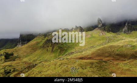 Luftaufnahme, Old man of Storr in the Nebel, Trotternish, Isle of Skye, Schottland, Großbritannien Stockfoto