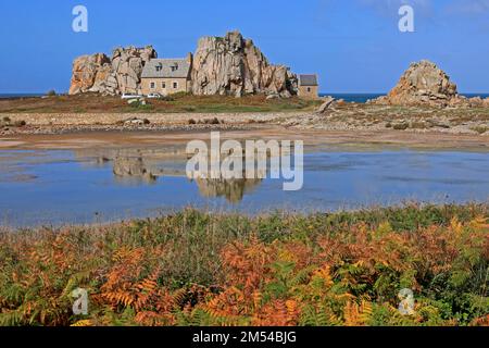 Landhaus zwischen Felsen in der Nähe von Le Gouffre, Bretagne, Frankreich, Europa Stockfoto