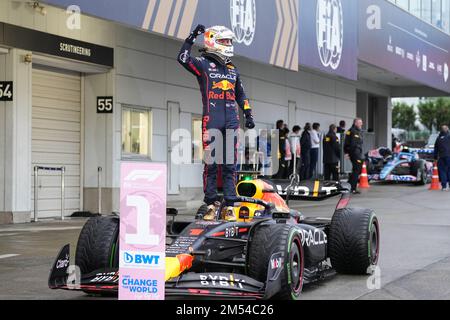 (221226) -- PEKING, 26. Dezember 2022 (Xinhua) -- Aktenfoto aufgenommen am 9. Oktober 2022 zeigt den niederländischen Fahrer von Red Bull Racing, Max Verstappen, der den Champion während des Formel-1-Japans Grand Prix auf der Suzuka-Rennstrecke in Suzuka City, Japan, beansprucht. Red Bull's Verstappen gewann F1 den Großen Preis Japans, um den Titel der Fahrer-Weltmeisterschaft 2022 F1 früher als geplant zu gewinnen. Anschließend erzielte er in einer Formel-1-Saison einen Rekordgewinn von 14. und gewann beim Grand Prix in Mexiko-Stadt, der Michael Schumacher und Sebastian Vettel im Jahr 13 übertraf. Mit seinem Sieg im Abu DH Stockfoto