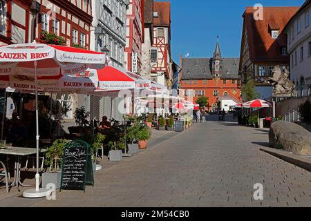 Fachwerkhäuser, neues Rathaus, Straßencafés, Altstadt, Ochsenfurt, Unterfranken, Bayern, Deutschland Stockfoto