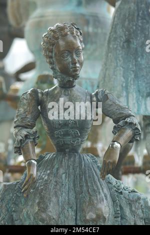 Skulptur Kurgast-Brunnen von Bonifatius Stirnberg 1980 mit Figur mit Biedermeier-Kleidung, Frau, historisch, Detail, Place Rueil Malmaison, Schlecht Stockfoto