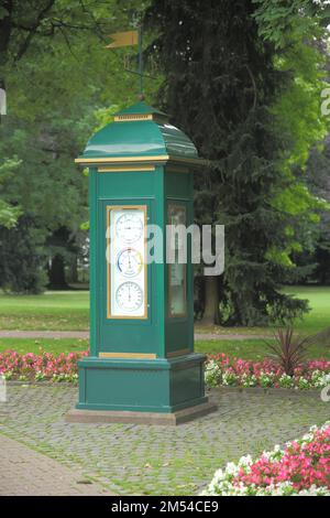 Meteorologische Messstation mit Display und Wetterflügel, Säule, Wetter, Feuchtigkeit, Hygrometer, Meteorologie, Barometer, Zeiger, Alter Spa Stockfoto