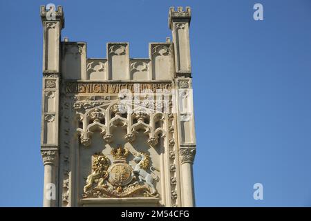 Details des neogotischen Monuments für Königin Victoria mit Inschrift und Wappen, viktorianisch, königlich, Königin Victoria Mountain, Ornamente, Hochheim am Stockfoto