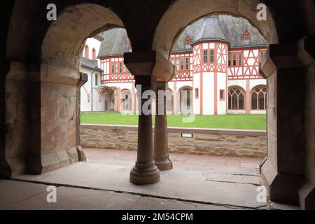 Blicken Sie durch ein Kapitelhaus mit zwei Torbögen und Säulen zum Innenhof im UNESCO-Weltkulturerbe Kloster Eberbach, Halbwerkhaus, Eltville, Rheingau Stockfoto