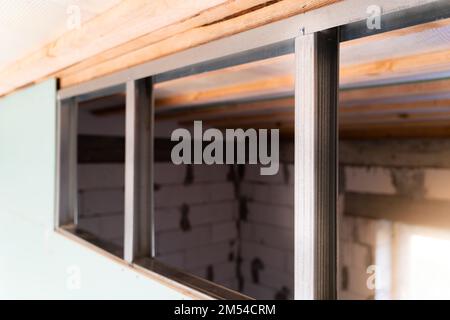 Versteifungsrippen in einem Metallprofilrahmen in einer Gipskartonwand-Nahaufnahme. Eine Mauer in einem Privathaus zu bauen Stockfoto