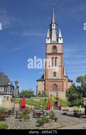 Gotische St. Valentinus und Dionysius Kirche mit Marktplatz, Kiedrich, Rheingau, Taunus, Hessen, Deutschland Stockfoto