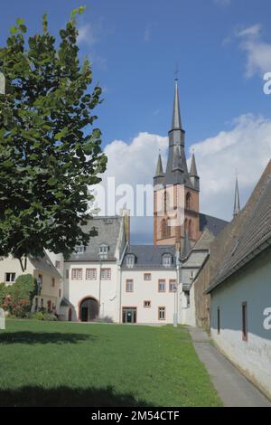 Blick auf den Turm der gotischen St. Valentinus- und Dionysiuskirche in Kiedrich, Rheingau, Taunus, Hessen, Deutschland Stockfoto