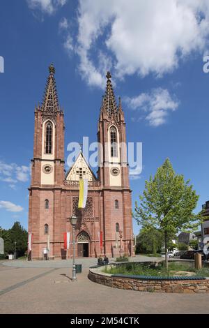 Spätgotische Rheingau Kathedrale und Wahrzeichen am Bischof Blum Platz, Flaggen, Geisenheim, Rheingau, Taunus, Hessen, Deutschland Stockfoto