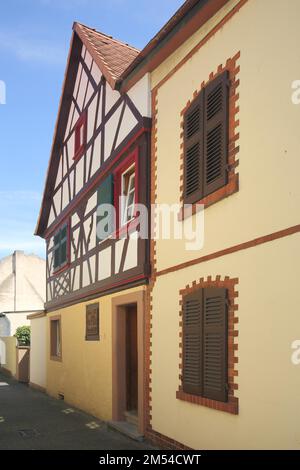 Fachwerkhaus mit Fensterläden in Oestrich, Oestrich-Winkel, Rheingau, Taunus, Hessen, Deutschland Stockfoto