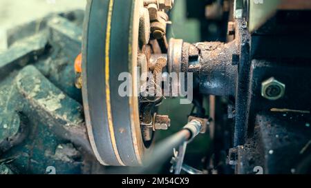 Hinter der Traktorrolle mit zwei Riemen in Nahaufnahme. Traktor für die Landwirtschaft, Landmaschinen Stockfoto