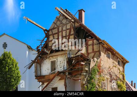 Abrisshaus, Abrissarbeiten, beschädigtes Einfamilienhaus, heruntergekommenes Wohnhaus, Holzbalken, Schornstein, Halbholz, Treppe Stockfoto