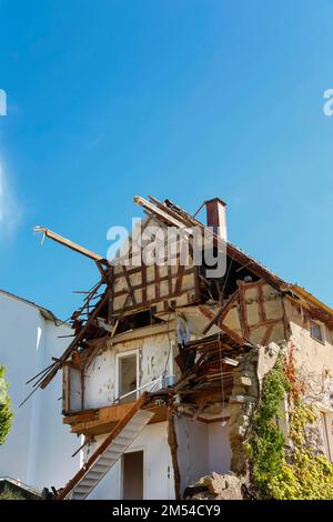 Abrisshaus, Abrissarbeiten, beschädigtes Einfamilienhaus, heruntergekommenes Wohnhaus, Holzbalken, Schornstein, Halbholz, Treppe Stockfoto