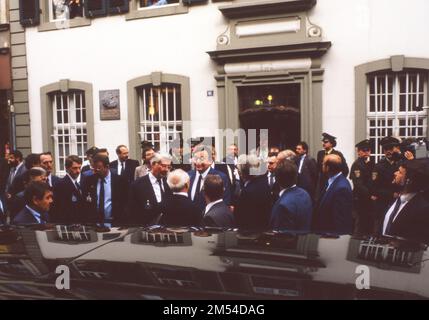 Trier. Honeckers Besuch im Karl-Marx-Haus am 10. September 1987. Erich Honecker (ca. Mitte) Holger Boerner hinter ihm Stockfoto