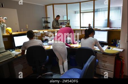 Dieser Internist im Zentrum einer größeren Stadt arbeitet hauptsächlich als Hausarzt. Das Foto zeigt: Die Arbeit des Teams der medizinischen Assistenten in der Stockfoto