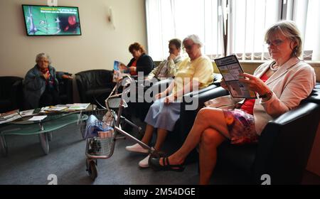 Dieser Internist im Zentrum einer größeren Stadt arbeitet hauptsächlich als Hausarzt. Das Foto zeigt: Wartezimmer, Deutschland Stockfoto