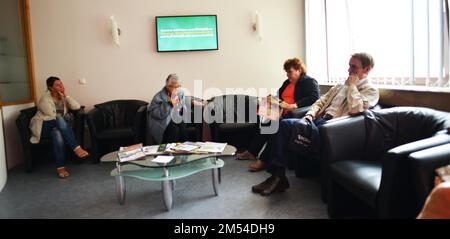 Dieser Internist im Zentrum einer größeren Stadt arbeitet hauptsächlich als Hausarzt. Das Foto zeigt: Wartezimmer, Deutschland Stockfoto