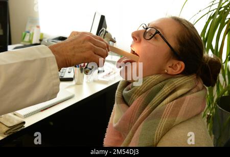 Diese GP-Gruppenpraxis mit vier GPS- und acht Arzthelfern versorgt eine große Anzahl von Patienten in einer mittelgroßen Stadt. Empfang Stockfoto