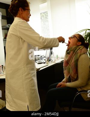 Diese GP-Gruppenpraxis mit vier GPS- und acht Arzthelfern versorgt eine große Anzahl von Patienten in einer mittelgroßen Stadt. Empfang Stockfoto