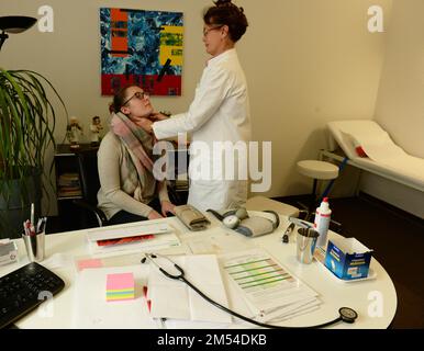 Diese GP-Gruppenpraxis mit vier GPS- und acht Arzthelfern versorgt eine große Anzahl von Patienten in einer mittelgroßen Stadt. Empfang Stockfoto