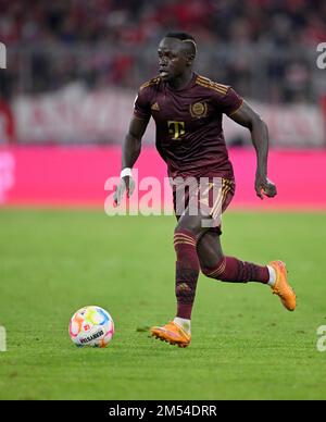 Sadio Mane FC Bayern München FCB, auf dem Ball, Action, Cut-out, Allianz Arena, München, Bayern, Deutschland Stockfoto