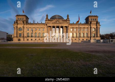 Deutschland, Berlin, 18. 03. 2020, Reichstag, Sitz des Deutschen Bundestages, Leere vor dem Gebäude, keine Besucher, Touristen, verlassen Stockfoto