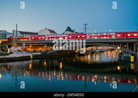 Deutschland, Berlin, 01. 03. 2020, Eisenbahnbrücke über die Spree, Bahnhof Friedrichstraße, Regionalzug Stockfoto