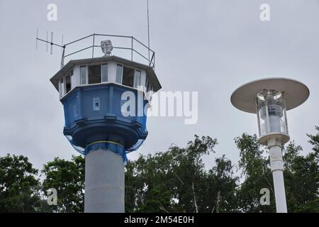 Deutschland, Kuehlungsborn, 04. 07. 2020, Strandpromenade, Wachturm, Lampe Stockfoto