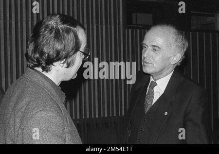 DDR, Berlin, 25. Februar 1987, Volker Braun und der stellvertretende Kulturminister der Deutschen Demokratischen Republik, Klaus Hoepke, bei einer Lesung durch die Stockfoto