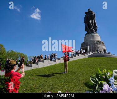 Deutschland, Berlin, 09. 05. 2020, Siegesfeier (über Hitlers Faschismus), sowjetisches Gedächtnis Berlin-Treptow, Flagge, Sowjetunion Stockfoto