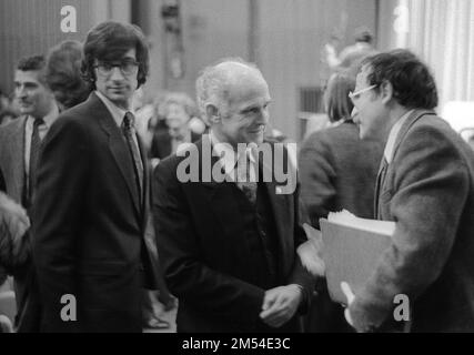 DDR, Berlin, 25. Februar 1987 begrüßt der französische Dichter Alain Lance den stellvertretenden Kulturminister der DDR, Klaus Hoepke. Der Dichter Alain Lance heißt den Deputy willkommen Stockfoto