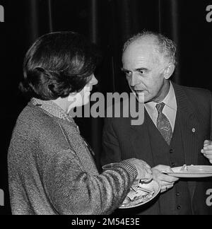 DDR, Berlin, 25. Februar 1987, Christa Wolf und der stellvertretende Kulturminister der Deutschen Demokratischen Republik Klaus Hoepke, bei einer Lesung im Stockfoto