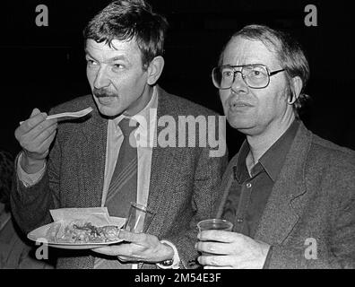 DDR, Berlin, 25. Februar 1987, Christoph Hain und Volker Braun, bei einer Lesung im CCF, Centre Culturel Franzaise (mit dem französischen Dichter Alain Lance) Stockfoto