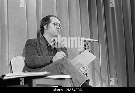 DDR, Berlin, 25. Februar 1987, Volker Braun bei einer Lesung im CCF, Centre Culturel Franzaise (mit dem französischen Texter Alain Lance) Stockfoto