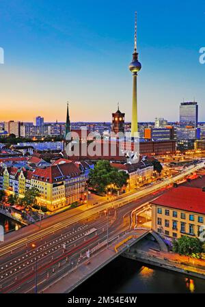 Stadtblick, erhöhter Aussichtspunkt mit Spree, Nikolaiviertel, Rotes Rathaus und Fernsehturm am Abend, Berlin-Mitte, Berlin, Deutschland Stockfoto