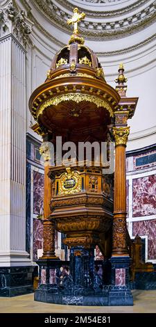 Innenansicht des Berliner Doms mit Kanzel, Berlin, Deutschland Stockfoto