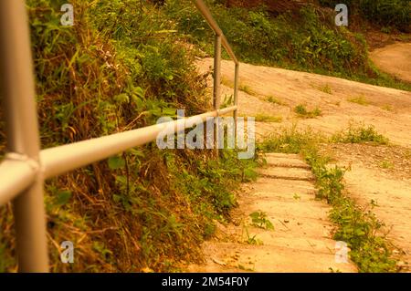 Treppen aus Stein mit altem Hintergrund und anpassbarem Platz für Zitate oder Text. Konzept „Bereich und Hintergrund kopieren“ Stockfoto