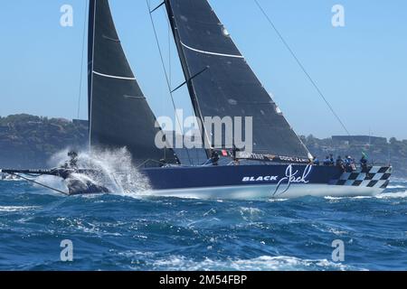 Sydney Harbour, Sydney, Australien. 26. Dezember 2022. 2022 Rolex Sydney Hobart Race; Black Jack gesprungen von Mark Bradford und seinem bowman, der an der Spinnaker Credit: Action Plus Sports/Alamy Live News arbeitete Stockfoto