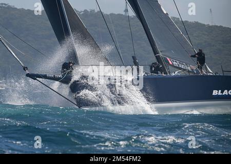 Sydney Harbour, Sydney, Australien. 26. Dezember 2022. 2022 Rolex Sydney Hobart Race; der Bogenschütze von Black Jack, gesprungen von Mark Bradford, nimmt Korrekturen vor Kredit: Action Plus Sports/Alamy Live News Stockfoto