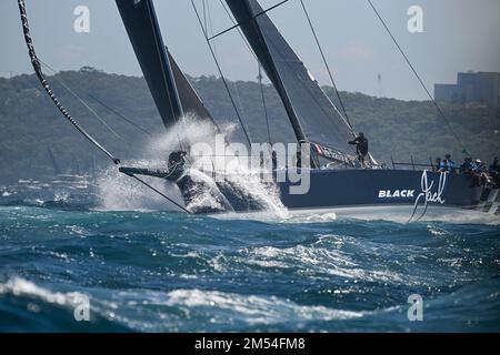 Sydney Harbour, Sydney, Australien. 26. Dezember 2022. 2022 Rolex Sydney Hobart Race; der Bogenschütze von Black Jack, gesprungen von Mark Bradford, nimmt Korrekturen vor Kredit: Action Plus Sports/Alamy Live News Stockfoto