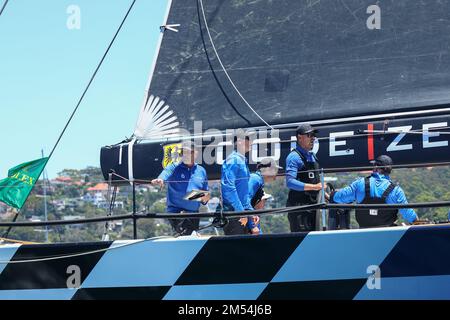 Sydney Harbour, Sydney, Australien. 26. Dezember 2022. 2022 Rolex Sydney Hobart Race; Black Jack gesprungen von Mark Bradford am Ruder Credit: Action Plus Sports/Alamy Live News Stockfoto