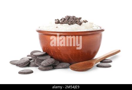 Schüssel mit köstlichem Reispudding und Schokoladenchips auf weißem Hintergrund Stockfoto