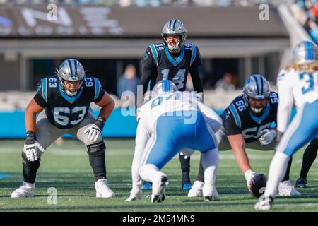 Charlotte, NC, USA; Carolina Panthers Quarterback Sam Darnold (14) bereitet sich auf den Snap während eines NFL-Spiels gegen die Detroit Lions bei der Bank of America vor Stockfoto