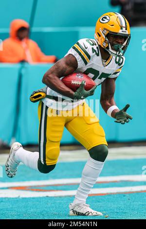 Nach Miami. FL USA; Green Bay Packers Wide Receiver Romeo Doubs (87) startet bei einem NFL-Spiel gegen die Miami Dolphins im Hard Rock einen Anstoß Stockfoto