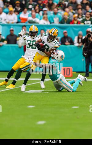 Nach Miami. FL USA; Green Bay Packers Wide Receiver Randall Cobb (18) nimmt einen Empfang auf und wird vom Miami Dolphins Cornerback Justin Bethel (20) dur angegriffen Stockfoto