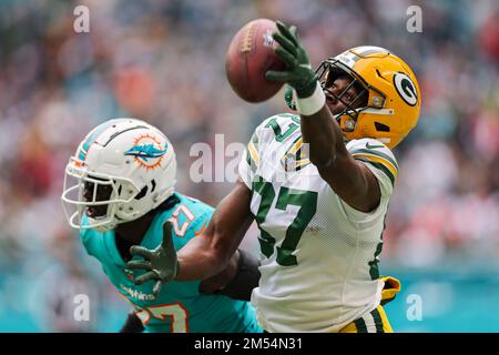 Nach Miami. FL, USA; Green Bay Packers Wide Receiver Romeo Doubs (87) kann den Empfang nicht wahrnehmen, solange Miami Dolphins Cornerback Keion Crossen (2 Stockfoto