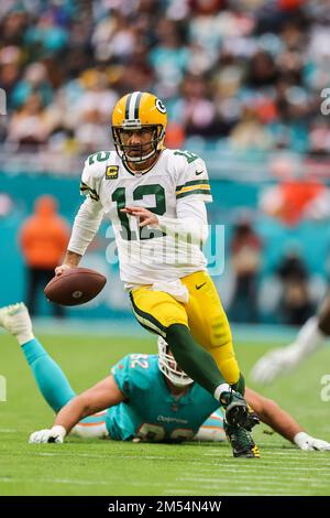 Nach Miami. FL USA; der Quarterback der Green Bay Packers Aaron Rodgers (12) stürmt und läuft mit dem Ball während eines NFL-Spiels gegen die Miami Dolphins im Stockfoto