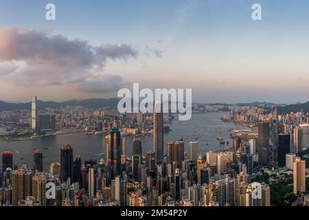 Midlevel und Central auf Hong Kong Island, Victoria Harbour und Kowloon bei Sonnenuntergang vom Gipfel, 2011 Stockfoto