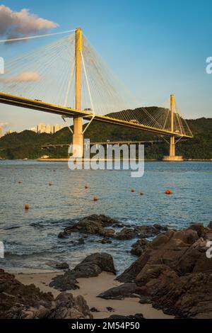 Die Ting-Kau-Brücke über den Rambler-Kanal, die die Insel Tsing Yi mit den New Territories in Hongkong verbindet, bei Sonneneinstrahlung am späten Nachmittag Stockfoto