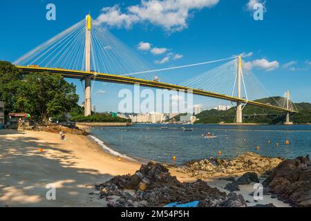 Die Ting-Kau-Brücke über den Rambler-Kanal, die die Insel Tsing Yi mit den New Territories in Hongkong verbindet, bei Sonnenlicht am Nachmittag Stockfoto